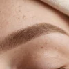 Antes y después del microblading de cejas.